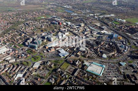 2024 vue aérienne du centre-ville de Barnsley, South Yorkshire. Le périphérique sinueux Westway est visible sur la droite Banque D'Images