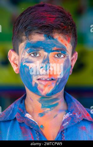 Les habitants des zones rurales célèbrent le festival holi au Pendjab , au Pakistan Banque D'Images