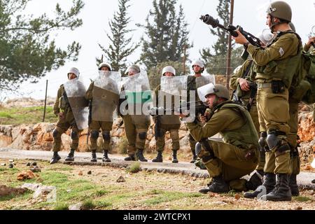 Bilin, Ramallah, Palestine. 31 décembre 2010. Des militaires des Forces de défense israéliennes se tiennent debout avec des lance-gaz et des fusils lors des manifestations hebdomadaires palestiniennes du vendredi contre l'occupation des territoires palestiniens par Israël à Bilin, Cisjordanie, Palestine, le 11 novembre 2010. Bilin, un petit village près de Ramallah, organise des manifestations hebdomadaires car une grande partie des terres des agriculteurs locaux a été annexée par les autorités israéliennes pour construire une nouvelle colonie juive. (Crédit image : © Dominika Zarzycka/SOPA images via ZUMA Press Wire) USAGE ÉDITORIAL SEULEMENT! Non destiné à UN USAGE commercial ! Banque D'Images