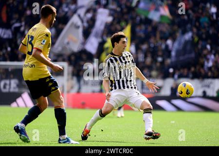 Torino, Italie. 16 mars 2024. Mattia Bani de Gênes se bat pour le ballon avec Fabio Miretti de la Juventus lors du match de Serie A entre la Juventus et Gênes au stade Allianz de Turin, dans le nord-ouest de l'Italie - dimanche 17 mars 2024. Sport - Soccer . (Photo de Marco Alpozzi/Lapresse) crédit : LaPresse/Alamy Live News Banque D'Images