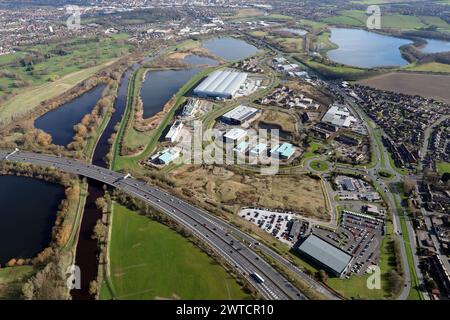 Vue aérienne de Durkar, Wakefield depuis la J39 de l'autoroute M1 regardant NEast vers Calder Park Wetlands nature Reserve à travers Calder Business Park etc Banque D'Images