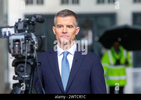 Londres, Royaume-Uni. 17 mars 2024. Le secrétaire d'État aux Transports Mark Harper est vu devant la BBC alors qu'il apparaît dimanche avec Laura Kuenssberg..Credit : Tayfun Salci / Alamy Live News Banque D'Images