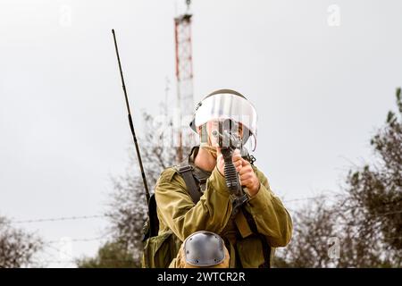 Bilin, Ramallah, Palestine. 31 décembre 2010. Un militaire des Forces de défense israéliennes pointe un fusil lors des manifestations hebdomadaires palestiniennes du vendredi contre l'occupation des territoires palestiniens par Israël à Bilin, Cisjordanie, Palestine, le 11 novembre 2010. Bilin, un petit village près de Ramallah, organise des manifestations hebdomadaires car une grande partie des terres des agriculteurs locaux a été annexée par les autorités israéliennes pour construire une nouvelle colonie juive. (Crédit image : © Dominika Zarzycka/SOPA images via ZUMA Press Wire) USAGE ÉDITORIAL SEULEMENT! Non destiné à UN USAGE commercial ! Banque D'Images