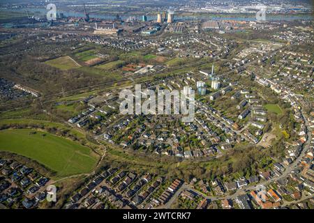 Luftbild, Wohngebiet am Neuen Angerbogen, Am Alten Angerbach, halbkreisförmige Neubau-Wohnsiedlung, hinten das Hüttenwerk Krupp Mannesmann GmbH HKM und der Fluss Rhein, Huckingen, Duisburg, Ruhrgebiet, Nordrhein-Westfalen, Deutschland, Duisburg-S ACHTUNGxMINDESTHONORARx60xEURO *** vue aérienne, zone résidentielle Am Neuen Angerbogen, Am Alten Angerbach, zone semi-circulaire, en arrière-plan les aciéries Krupp Mannesmann GmbH HKM et le Rhin, Huckingen, Duisburg, Ruhr, Rhénanie du Nord-Westphalie, Allemagne, Duisburg S ACHTUNGxMINDESTHONORARx60xEURO Banque D'Images