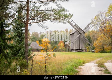 Paysage d'automne avec vieux moulin à vent. Moulin à vent en bois antique sur une clairière forestière. Paysage rural d'automne. Banque D'Images