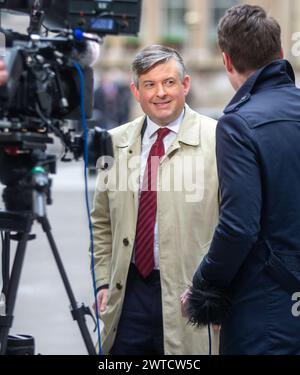 Londres, Royaume-Uni. 17 mars 2024. Shadow Paymaster General Jonathan Ashworth est vu devant la BBC alors qu'il apparaît dimanche avec Laura Kuenssberg..Credit : Tayfun Salci / Alamy Live News Banque D'Images