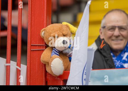 Crawley, Royaume-Uni. 17 mars 2024. Crawley, Angleterre, 17 mars 2024 : Brighton Teddy Bear devant le match de Super League Barclays Womens entre Brighton et Manchester City au Broadfield Stadium. (Tom Phillips/SPP) crédit : photo de presse sportive SPP. /Alamy Live News Banque D'Images