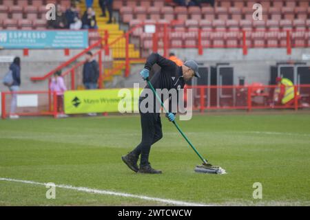 Crawley, Royaume-Uni. 17 mars 2024. Crawley, Angleterre, 17 mars 2024 : Groundsman travaille sur le terrain avant le match de Super League Barclays Womens entre Brighton et Manchester City au Broadfield Stadium. (Tom Phillips/SPP) crédit : photo de presse sportive SPP. /Alamy Live News Banque D'Images