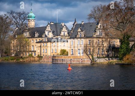 Berlin Zehlendorf Jagdschloss Klein Glienicke am Teltowkanal ggü Schloss Babelsberg - 17.03.2024 Zehlendorf *** Berlin Zehlendorf Hunting Lodge Klein Glienicke sur le canal Teltow en face du palais de Babelsberg 17 03 2024 Zehlendorf Banque D'Images