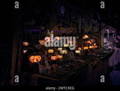 Les lampes colorées arabes illuminent les souvenirs touristiques traditionnels étalés à Halloween à Lloret de Mar, en Espagne Banque D'Images