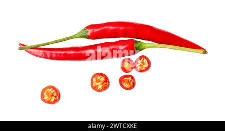 Vue de dessus ensemble de piments rouges ou de poivre de Cayenne avec des tranches ou des morceaux est isolé sur fond blanc avec chemin de découpage. Banque D'Images