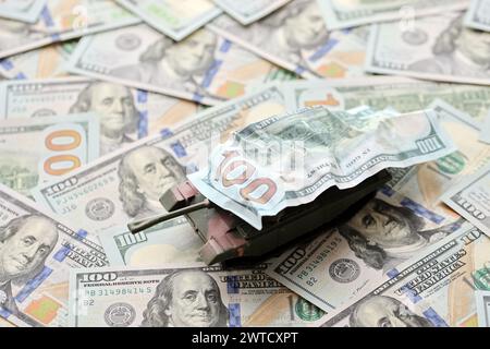 Réservoir sur des billets de cent dollars froissés. Contexte du financement de la guerre et du prix de soutien militaire pour les États-Unis d'Amérique Banque D'Images