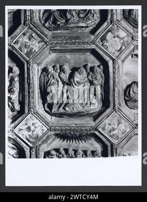 Abruzzo Teramo Teramo S. Berardo, Cathédrale 2. Hutzel, Max 1960-1990 vues extérieures principalement de la façade : portes et portail sculpté par Deodatus ; aussi vues du clocher, du croisement et du dôme. Vues intérieures de la nef restaurée (XIIe siècle) : chapiteaux, sculpture en bas-relief et bassins d'eau sacrée. Chœur (XIVe siècle) : le toit, un chandelier pascal et une chaire ; aussi de nombreuses vues d'un autel en argent (1433-1438) avec des scènes de la vie du Christ et de sa passion. Sacristie : (XVIe siècle) retable, peintures et meubles en bois sculptés. Chapelle baroque de S. Berardo (17ème ec Banque D'Images