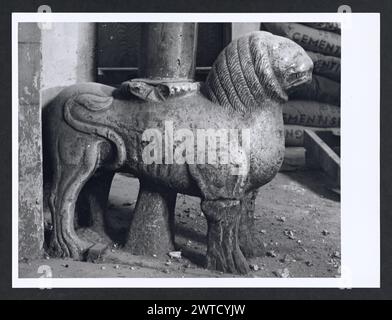 Lazio Latina Sonnino S. Michele5. Hutzel, Max 1960-1990 médiéval : photographié lors de la restauration ; architecture, sculpture architecturale (11-14ème siècle) ; bougies pascal (11ème siècle) ; crucifix en bois peint (14ème siècle) objet Notes : TCI mentionne le travail du 13ème siècle de Madone et enfant au-dessus de l'autel principal ; enlevé lors de la restauration? Photographe et érudit d'origine allemande Max Hutzel (1911-1988) photographié en Italie du début des années 1960 jusqu'à sa mort. Le résultat de ce projet, désigné par Hutzel comme Foto Arte Minore, est une documentation approfondie du développement historique de l'art en Italie jusqu'à Banque D'Images