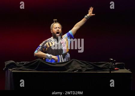 Rotterdam, pays-Bas. 17 mars 2024. ROTTERDAM, PAYS-BAS - 17 MARS : DJ la Fuente jouant de la musique pendant le troisième jour des Championnats du monde de patinage de vitesse sur courte piste 2024 de l'ISU à Ahoy le 17 mars 2024 à Rotterdam, pays-Bas. (Photo de Joris Verwijst/Agence BSR) crédit : Agence BSR/Alamy Live News Banque D'Images