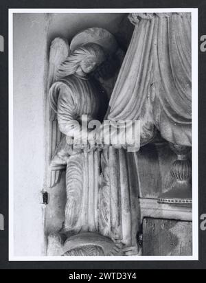 Lazio Latina Sonnino S. Michele9. Hutzel, Max 1960-1990 médiéval : photographié lors de la restauration ; architecture, sculpture architecturale (11-14ème siècle) ; bougies pascal (11ème siècle) ; crucifix en bois peint (14ème siècle) objet Notes : TCI mentionne le travail du 13ème siècle de Madone et enfant au-dessus de l'autel principal ; enlevé lors de la restauration? Photographe et érudit d'origine allemande Max Hutzel (1911-1988) photographié en Italie du début des années 1960 jusqu'à sa mort. Le résultat de ce projet, désigné par Hutzel comme Foto Arte Minore, est une documentation approfondie du développement historique de l'art en Italie jusqu'à Banque D'Images