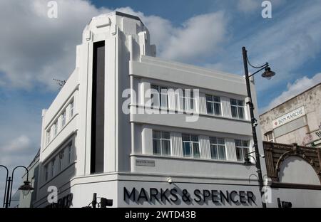 Bel immeuble au-dessus de Marks & Spencer's, Brixton Road, Brixton, Londres, Royaume-Uni; fini stuc blanc ; signez pour BonMarche un autre grand magasin. Banque D'Images