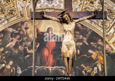 Crucifix gothique en bois du XIVe siècle et la Vierge de l'Assomption avec fresque des anges par Gianpaolo Cavagna du XVIe siècle en Romanesq Lombard Banque D'Images