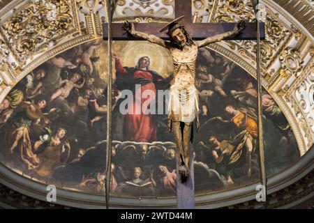 Crucifix gothique en bois du XIVe siècle et la Vierge de l'Assomption avec fresque des anges par Gianpaolo Cavagna du XVIe siècle en Romanesq Lombard Banque D'Images