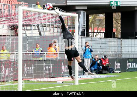 Maastricht, Nederland. 17 mars 2024. MAASTRICHT- football, 17-03-2024, stadion de Geusselt, MVV - Roda JC, Dutch Keuken Kampioen divisie, saison 2023/2024, belle sauvegarde du gardien de but Matthys Romain de MVV Maastricht crédit : Pro Shots/Alamy Live News Banque D'Images