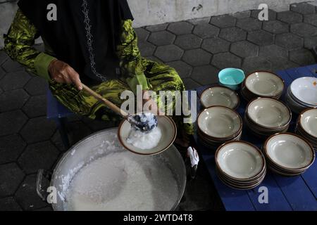 17 mars 2024, Bantul, Yogyakarta, Indonésie : un musulman indonésien a préparé du porridge de légumes comme repas pour rompre le jeûne au mois Saint du Ramadan connu sous le nom de ''Takjil'' à la mosquée Sabilurrosyad ou mosquée Kauman. La mosquée maintient toujours la tradition de takjil sous la forme de bouillie de légumes. La nourriture avec une texture lisse et douce est faite par les gens qui travaillent ensemble. Un jour ordinaire, l'administrateur de la mosquée peut servir 100 portions de bouillie de légumes. Mais le vendredi, le porridge de légumes servi peut atteindre 400 portions. (Crédit image : © Angga Budhiyanto/ZUMA Press Wire Banque D'Images