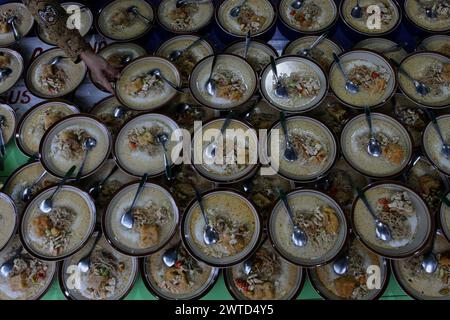 17 mars 2024, Bantul, Yogyakarta, Indonésie : un musulman indonésien a préparé du porridge de légumes comme repas pour rompre le jeûne au mois Saint du Ramadan connu sous le nom de ''Takjil'' à la mosquée Sabilurrosyad ou mosquée Kauman. La mosquée maintient toujours la tradition de takjil sous la forme de bouillie de légumes. La nourriture avec une texture lisse et douce est faite par les gens qui travaillent ensemble. Un jour ordinaire, l'administrateur de la mosquée peut servir 100 portions de bouillie de légumes. Mais le vendredi, le porridge de légumes servi peut atteindre 400 portions. (Crédit image : © Angga Budhiyanto/ZUMA Press Wire Banque D'Images