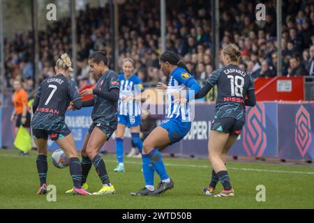 Crawley, Royaume-Uni. 17 mars 2024. Crawley, Angleterre, 17 mars 2024 : les deux équipes de joueurs se battent pour la possession lors du match de Super League Barclays Womens entre Brighton et Manchester City au Broadfield Stadium. (Tom Phillips/SPP) crédit : photo de presse sportive SPP. /Alamy Live News Banque D'Images