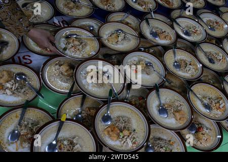 17 mars 2024, Bantul, Yogyakarta, Indonésie : un musulman indonésien a préparé du porridge de légumes comme repas pour rompre le jeûne au mois Saint du Ramadan connu sous le nom de ''Takjil'' à la mosquée Sabilurrosyad ou mosquée Kauman. La mosquée maintient toujours la tradition de takjil sous la forme de bouillie de légumes. La nourriture avec une texture lisse et douce est faite par les gens qui travaillent ensemble. Un jour ordinaire, l'administrateur de la mosquée peut servir 100 portions de bouillie de légumes. Mais le vendredi, le porridge de légumes servi peut atteindre 400 portions. (Crédit image : © Angga Budhiyanto/ZUMA Press Wire Banque D'Images