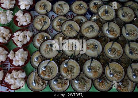 17 mars 2024, Bantul, Yogyakarta, Indonésie : du porridge de légumes comme repas pour casser le jeûne pendant le mois Saint du Ramadan ou connu sous le nom de ''Takjil'' est vu à la mosquée Sabilurrosyad ou mosquée Kauman. La mosquée maintient toujours la tradition de takjil sous la forme de bouillie de légumes. La nourriture avec une texture lisse et douce est faite par les gens qui travaillent ensemble. Un jour ordinaire, l'administrateur de la mosquée peut servir 100 portions de bouillie de légumes. Mais le vendredi, le porridge de légumes servi peut atteindre 400 portions. (Crédit image : © Angga Budhiyanto/ZUMA Press Wire) USAGE ÉDITORIAL O Banque D'Images