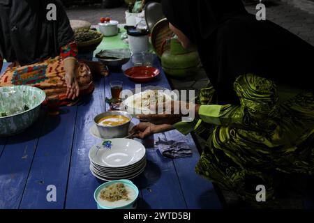 17 mars 2024, Bantul, Yogyakarta, Indonésie : un musulman indonésien apporte de la bouillie de légumes comme repas pour rompre le jeûne pendant le mois Saint du Ramadan connu sous le nom de ''Takjil'' à la mosquée Sabilurrosyad ou à la mosquée Kauman. La mosquée maintient toujours la tradition de takjil sous la forme de bouillie de légumes. La nourriture avec une texture lisse et douce est faite par les gens qui travaillent ensemble. Un jour ordinaire, l'administrateur de la mosquée peut servir 100 portions de bouillie de légumes. Mais le vendredi, le porridge de légumes servi peut atteindre 400 portions. (Crédit image : © Angga Budhiyanto/ZUMA Press Wire) E Banque D'Images