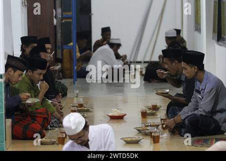 17 mars 2024, Bantul, Yogyakarta, Indonésie : les musulmans indonésiens mangent de la bouillie de légumes comme repas pour rompre le jeûne pendant le mois Saint du Ramadan connu sous le nom de ''Takjil'' à la mosquée Sabilurrosyad ou mosquée Kauman. La mosquée maintient toujours la tradition de takjil sous la forme de bouillie de légumes. La nourriture avec une texture lisse et douce est faite par les gens qui travaillent ensemble. Un jour ordinaire, l'administrateur de la mosquée peut servir 100 portions de bouillie de légumes. Mais le vendredi, le porridge de légumes servi peut atteindre 400 portions. (Crédit image : © Angga Budhiyanto/ZUMA Press Wire) EDITO Banque D'Images