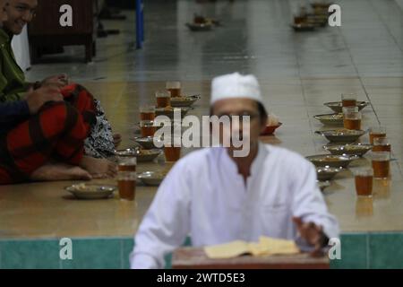 17 mars 2024, Bantul, Yogyakarta, Indonésie : du porridge de légumes comme repas pour casser le jeûne pendant le mois Saint du Ramadan ou connu sous le nom de ''Takjil'' est vu à la mosquée Sabilurrosyad ou mosquée Kauman. La mosquée maintient toujours la tradition de takjil sous la forme de bouillie de légumes. La nourriture avec une texture lisse et douce est faite par les gens qui travaillent ensemble. Un jour ordinaire, l'administrateur de la mosquée peut servir 100 portions de bouillie de légumes. Mais le vendredi, le porridge de légumes servi peut atteindre 400 portions. (Crédit image : © Angga Budhiyanto/ZUMA Press Wire) USAGE ÉDITORIAL O Banque D'Images