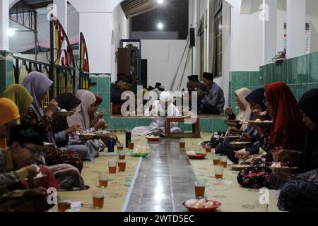 17 mars 2024, Bantul, Yogyakarta, Indonésie : les musulmans indonésiens mangent de la bouillie de légumes comme repas pour rompre le jeûne pendant le mois Saint du Ramadan connu sous le nom de ''Takjil'' à la mosquée Sabilurrosyad ou mosquée Kauman. La mosquée maintient toujours la tradition de takjil sous la forme de bouillie de légumes. La nourriture avec une texture lisse et douce est faite par les gens qui travaillent ensemble. Un jour ordinaire, l'administrateur de la mosquée peut servir 100 portions de bouillie de légumes. Mais le vendredi, le porridge de légumes servi peut atteindre 400 portions. (Crédit image : © Angga Budhiyanto/ZUMA Press Wire) EDITO Banque D'Images