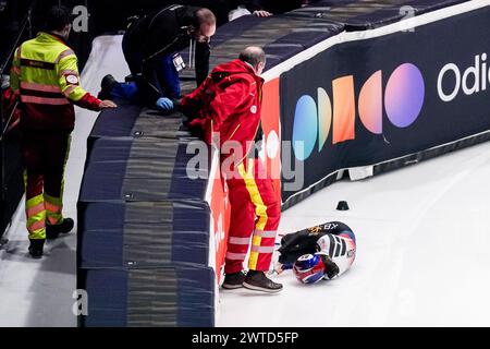 Rotterdam, pays-Bas. 17 mars 2024. ROTTERDAM, PAYS-BAS - 17 MARS : Jiwon Park of Korea en traitement médical en raison d'une blessure en compétition en quart de finale du 1000 m féminin lors du jour 3 des Championnats du monde de patinage de vitesse sur courte piste 2024 de l'ISU à Ahoy le 17 mars 2024 à Rotterdam, pays-Bas. (Photo de Joris Verwijst/Agence BSR) crédit : Agence BSR/Alamy Live News Banque D'Images