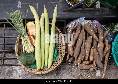 Exposition de poireaux et de rares carottes anciennes au marché alimentaire local Banque D'Images