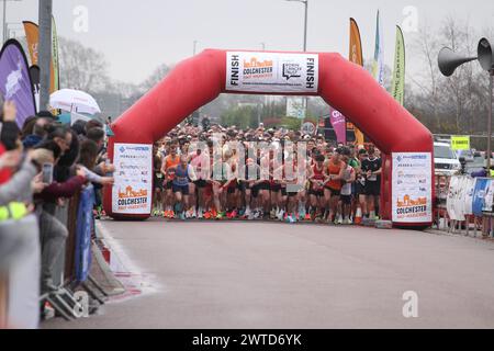 Colchester, Royaume-Uni. 17 mars 2024. Le semi-marathon de Colchester a eu lieu aujourd’hui en soutien au Robin cancer Trust. Malgré les fortes pluies, environ 2 500 coureurs ont commencé la course au Jobserve Community Stadium, domicile du Colchester United FC. Credit:Eastern Views/Alamy Live News Banque D'Images