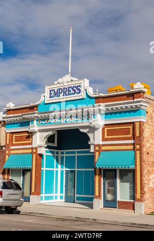 Magna, UT, États-Unis-6 mars 2024 : L'entrée colorée de l'historique théâtre Empress le long de la petite rue principale de la ville. Banque D'Images