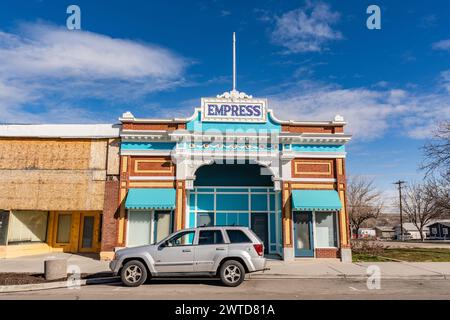 Magna, UT, États-Unis-6 mars 2024 : L'entrée colorée de l'historique théâtre Empress le long de la petite rue principale de la ville. Banque D'Images