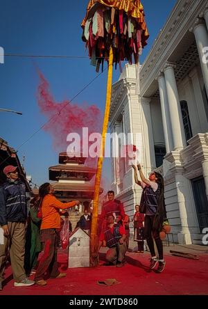 Katmandou, Bagmati, Népal. 17 mars 2024. Le peuple népalais jette des poudres colorées lors de la célébration du festival Holi sur la place Hanumandhoka Durbar à Katmandou, capitale du Népal, le 17 mars 2024. Le festival Holi, également connu sous le nom de festival des couleurs, annonce l'arrivée du printemps. (Crédit image : © Sunil Sharma/ZUMA Press Wire) USAGE ÉDITORIAL SEULEMENT! Non destiné à UN USAGE commercial ! Crédit : ZUMA Press, Inc/Alamy Live News Banque D'Images