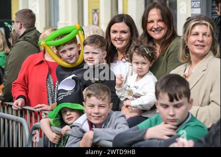 Bradford Street, Birmingham, le 17 mars 2024 - des milliers de personnes ont assisté au défilé de la St Patrick 2024 dans le centre-ville de Birmingham dimanche. Le premier défilé organisé dans le quartier irlandais de la ville depuis la pandémie en 2019. Les foules affluent pour voir des chars, des danseurs et bien d'autres. La plupart des touristes portaient des drapeaux irlandais et avaient leurs visages peints. Le tracé est plus petit que les années précédentes en raison de travaux de construction le long de la ligne de métro Midland à travers Digbeth. Crédit : arrêtez Press Media/Alamy Live News Banque D'Images