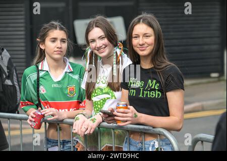 Bradford Street, Birmingham, le 17 mars 2024 - des milliers de personnes ont assisté au défilé de la St Patrick 2024 dans le centre-ville de Birmingham dimanche. Le premier défilé organisé dans le quartier irlandais de la ville depuis la pandémie en 2019. Les foules affluent pour voir des chars, des danseurs et bien d'autres. La plupart des touristes portaient des drapeaux irlandais et avaient leurs visages peints. Le tracé est plus petit que les années précédentes en raison de travaux de construction le long de la ligne de métro Midland à travers Digbeth. Crédit : arrêtez Press Media/Alamy Live News Banque D'Images