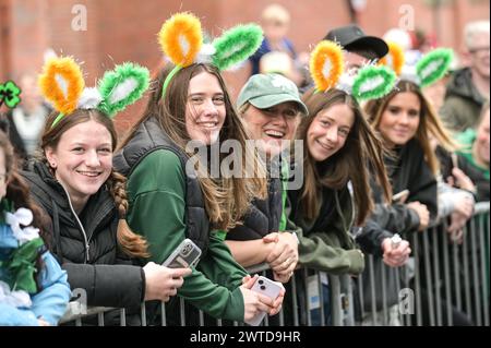 Bradford Street, Birmingham, le 17 mars 2024 - des milliers de personnes ont assisté au défilé de la St Patrick 2024 dans le centre-ville de Birmingham dimanche. Le premier défilé organisé dans le quartier irlandais de la ville depuis la pandémie en 2019. Les foules affluent pour voir des chars, des danseurs et bien d'autres. La plupart des touristes portaient des drapeaux irlandais et avaient leurs visages peints. Le tracé est plus petit que les années précédentes en raison de travaux de construction le long de la ligne de métro Midland à travers Digbeth. Crédit : arrêtez Press Media/Alamy Live News Banque D'Images