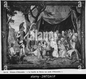 Famille de Darius avant Alexandre. Le Brun, Charles (français, 1619-1690) (dessiné après) [peintre] c. 1700-1750 tapisserie dimensions : H 3,50 x l 4,12 m tapisserie matériaux/techniques : inconnu culture : Centre de tissage flamand : Alexandre inconnu accompagné d'Héphaïsèse, tous deux en armure avec casques à plumes (l, milieu) ; famille de Darius sous tente, agenouillement devant Alexandre (R, milieu); tentes (l, fond) (BRD) motif abstrait floral et coquille de palmette, coquilles de palmette avec visages féminins dans chaque coin et au centre de chaque côté œuvres connexes : panneaux dans l'ensemble : GCPA 0241863-0241864, 0184392; Banque D'Images