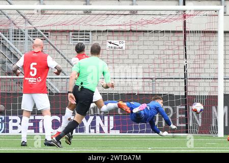 Maastricht, Nederland. 17 mars 2024. MAASTRICHT- football, 17-03-2024, stadion de Geusselt, MVV - Roda JC, Néerlandais Keuken Kampioen divisie, saison 2023/2024, un bon pas du gardien de Roda JC Kerkrade Calvin Raatsie crédit : Pro Shots/Alamy Live News Banque D'Images