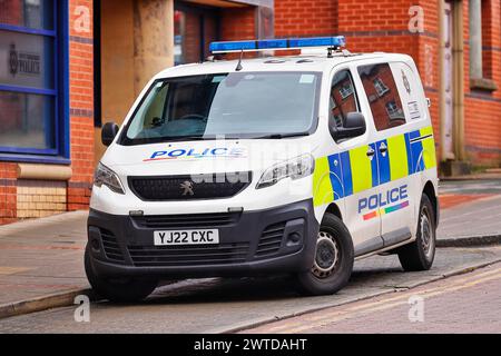 Fourgon de police garé devant le poste de police central de Leeds, West Yorkshire, Royaume-Uni Banque D'Images