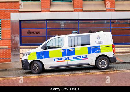 Fourgonnette de police garée devant le poste de police central LEED, West Yorkshire, Royaume-Uni Banque D'Images