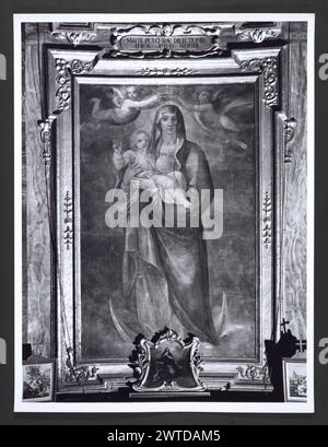 Lazio Roma Rome S. Maria della SCALA2. Hutzel, Max 1960-1990 Post-médiéval : architecture, sculpture architecturale, sculpture, peinture, arts décoratifs (meubles, objets d'art), manuscrits. La pharmacie d'art de la cure à base de plantes datant du 16ème siècle existe encore aujourd'hui ; de nombreuses publications avec des illustrations taillées sur bois sur les plantes curatives et autres artefacts. Photographe et érudit d'origine allemande Max Hutzel (1911-1988) photographié en Italie du début des années 1960 jusqu'à sa mort. Le résultat de ce projet, désigné par Hutzel comme Foto Arte Minore, est une documentation approfondie du développement historique de l'art. Banque D'Images