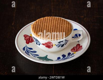 Stroopwafel hollandais traditionnel servi avec du café de manière typiquement hollandaise Banque D'Images