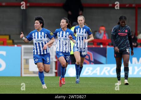 Lee Geum-min de Brighton et Hove Albion (à gauche) célèbre avoir marqué le premier but de leur équipe lors du match de Super League féminine des Barclays au Broadfield Stadium, Brighton et Hove. Date de la photo : dimanche 17 mars 2024. Banque D'Images