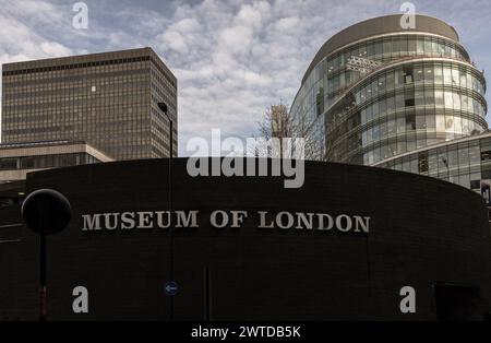 Londres, Royaume-Uni - 27 février 2024 - le mur extérieur du Musée de Londres documente l'histoire de la préhistoire aux temps modernes. Le musée est situé sur Banque D'Images
